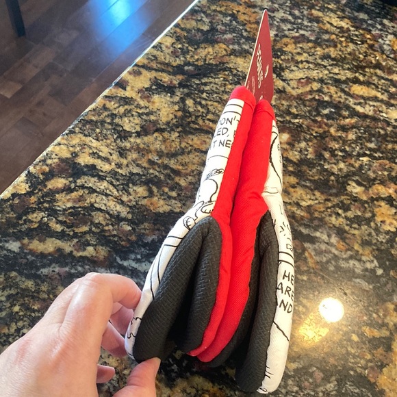 Peanuts Gang Mini Oven Mitts NWT
Red Snoopy - Picture 3 of 4